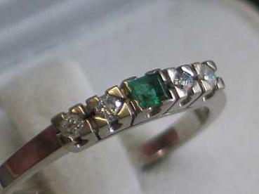 Ring aus 750er Weißgold mit Diamanten 0.12 ct. und Smaragd Edelstein, Größe 55, Gewicht: 3,6g