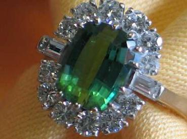 Smaragdring 3.0 ct. mit Diamantkranz 1.26 ct., 750er Weißgold, Größe 57, Gewicht: 8,8g