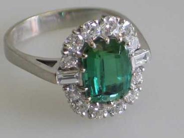 Smaragdring 3.0 ct. mit Diamantkranz 1.26 ct., 750er Weißgold, Größe 57, Gewicht: 8,8g