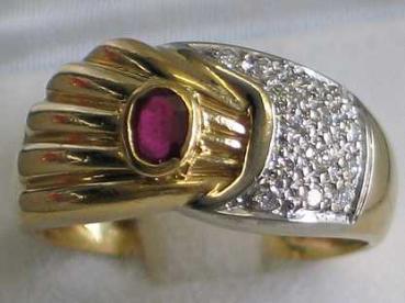TOP Eleganter Ring aus 750er Gelb und Weißgold mit 14 Diamanten und Rubin Edelstein, Größe 59, Gewicht: 6,4g