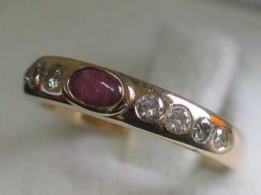 Preview: Schicker Damenring aus 585er Gelbgold mit 8 Diamanten und Rubin Edelstein, Größe 53, Gewicht: 3,6g