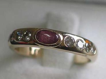 Schicker Damenring aus 585er Gelbgold mit 8 Diamanten und Rubin Edelstein, Größe 53, Gewicht: 3,6g