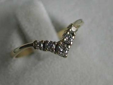 Preview: Schicker Damenring aus 750er Gelbgold mit 5 Diamanten, Größe 53, Gewicht: 1,8g