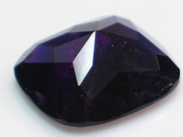 Amethyst im Ceylon-Schliff, Buff Top, Gewicht: 6.3 ct.