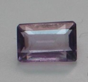 Amethyst im Baguetteschliff, Gewicht: 0.6 ct.
