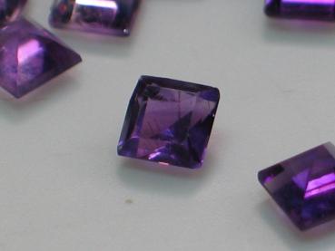 Amethyst im Carréschliff, Gewicht: ~0.3 ct.
