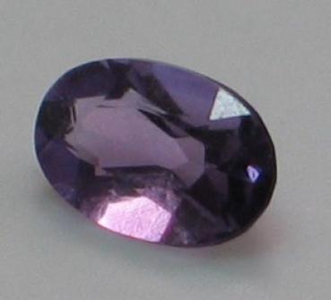 Amethyst im Ovalschliff, Gewicht: 0.385 ct.