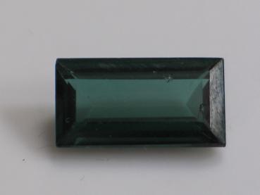 Turmalin, dunkelgrün, rechteckig, Gewicht: 5.7 ct.
