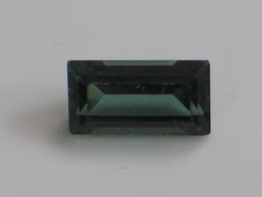 Turmalin, dunkelgrün, rechteckig, Gewicht: 2.2 ct.