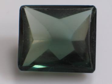 Turmalin, dunkelgrün, rechteckig, Flachtafelstein mit gewölbter Tafel, Gewicht: 14.4 ct.