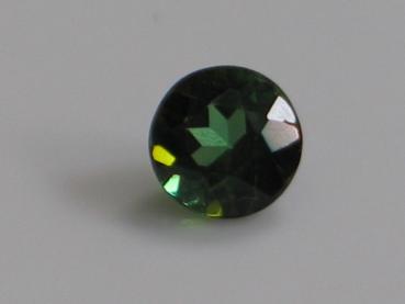 Turmalin, dunkelgrün, rund, 0.69 ct, Maße: 5,51-5,53 x 3,74 mm