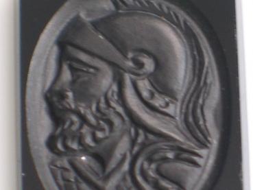 Onyx Platte -schwarz- , Siegelstein "römischer Feldherr", rechteckig, L/B/H 19,56 x 13,43 x 2,52 mm, Gewicht: 7.6 ct.