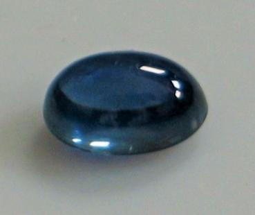 Saphir Cabochon, blau, Maße: 6,11 x 4,13 x 3,20 mm, Gewicht: 0.85 ct.