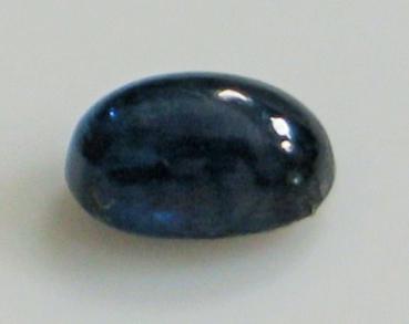 Saphir Cabochon, blau, Maße: 6,09 x 3,95 x 3,32 mm, Gewicht: 0.84 ct.