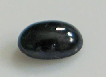 Saphir Cabochon, schwarz, Maße: 5,96 x 4,03 x 2,70 mm, Gewicht: 0.66 ct.