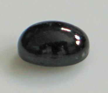 Saphir Cabochon, schwarz, Maße: 6,06 x 4,12 x 3,27 mm, Gewicht: 0.89 ct.