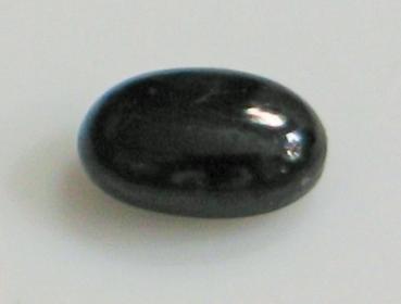 Saphir Cabochon, schwarz, Maße: 6,02 x 4,16 x 2,47 mm, Gewicht: 0.68 ct.