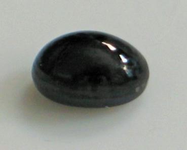 Saphir Cabochon, schwarz, Maße: 5,99 x 4,15 x 3,28 mm, Gewicht: 0.84 ct.