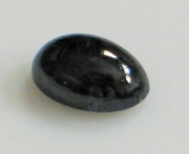 Saphir Cabochon, schwarz, Maße: 6,11 x 4,09 x 2,63 mm, Gewicht: 0.64 ct.