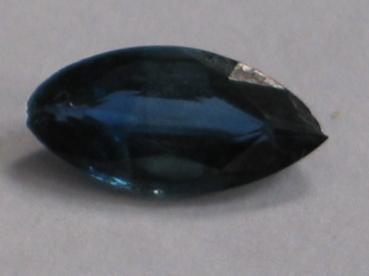 Saphir im Navetteschliff, blau, Gewicht: 0.78 ct.