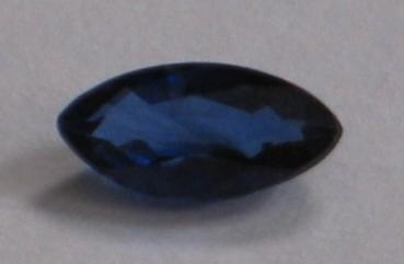 Saphir im Navetteschliff, blau, Gewicht: 0.39 ct.