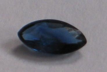 Saphir im Navetteschliff, blau, Gewicht: 0.15 ct.