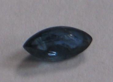 Saphir im Navetteschliff, blau, Gewicht: 0.21 ct.
