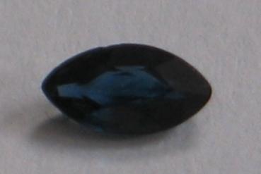 Saphir im Navetteschliff, blau, Gewicht: 0.2 ct.