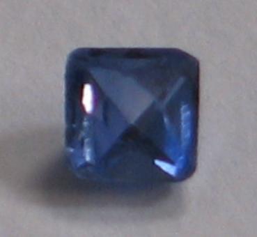 Saphir im Carréschliff, blau, Gewicht: 0.06 ct.