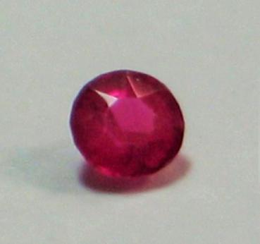 Rubin, Pink, Rundschliff, Maße: 3,06-3,09 x 2,08 mm, Gewicht: 0.08 ct.