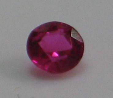 Rubin, Pink, Rundschliff, Maße: 3,87-3,99 x 2,50 mm, Gewicht: 0.26 ct.