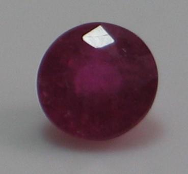 Rubin, Pink, Rundschliff, Maße: 5,89-5,94 x 3,82 mm, Gewicht: 1.0 ct.