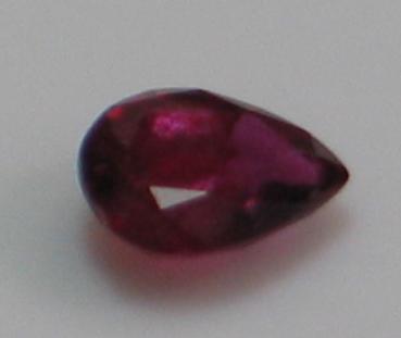 Rubin, Pink dunkel, Tropfenschliff, Maße: 5,82 x 4,76 x 2,13mm, Gewicht: 0.5 ct.