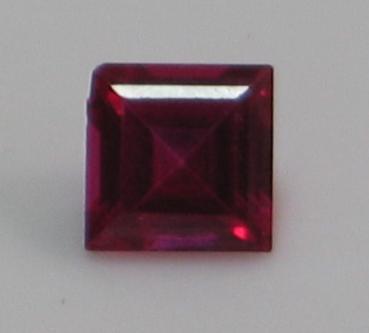 Rubin, Pink dunkel, Carréschliff, Maße: 5,08 x 5,09 x 3,01mm, Gewicht: 0.67 ct.