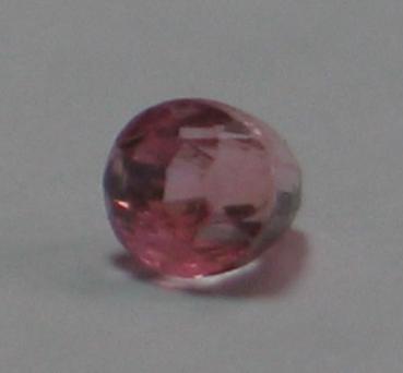 Rubin, Pink hell, Ovalschliff, Maße: 4,53 x 3,89 x 4,09mm, Gewicht: 0.59 ct.