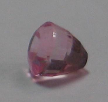 Rubin, Pink hell, Ovalschliff, Maße: 4,53 x 3,89 x 4,09mm, Gewicht: 0.59 ct.