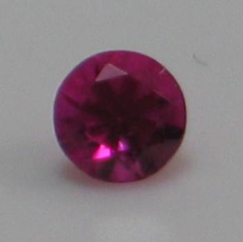 Rubin, Pink, Rundschliff, Maße: 3,83-3,86 x 2,79 mm, Gewicht: 0.22 ct.