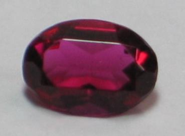 Zirkonia, rot, Ovalschliff, Maße: 6,86 x 4,92 x 3,11mm, Gewicht: 0.68 ct.