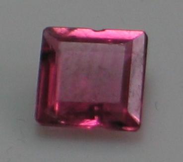 Turmalin, pink, Carréschliff, Maße: 4,87 x 4,98 x 2,55 mm, Gewicht: 0.55 ct.