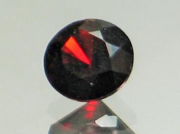 Pyrop-Granat, dunkelrot, Rundschliff, Maße: 4,87-4,97 x 3,26mm, Gewicht: 0.57 ct.