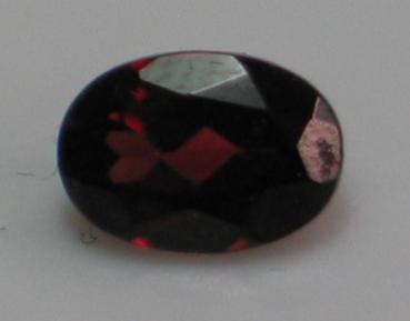 Pyrop-Granat, dunkelrot, Ovalschliff, Maße: 6,87 x 4,88 x 2,96mm, Gewicht: 0.91 ct.