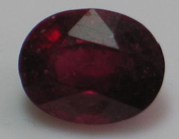 Rubin, rot, Ovalschliff, Maße: 8,99 x 7,08 x 4,95 mm, Gewicht: 2.8 ct.
