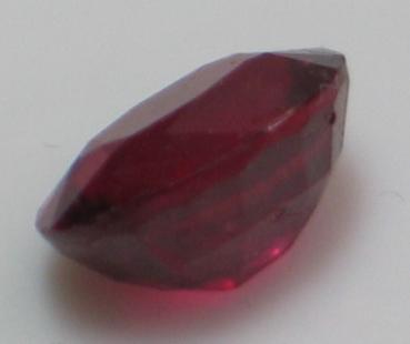 Preview: Rubin, rot, Ovalschliff, Maße: 8,99 x 7,08 x 4,95 mm, Gewicht: 2.8 ct.