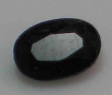 Saphir, dunkelblau, Ovalschliff, Maße: 5,30 x 3,81 x 1,94mm, Gewicht: 0.4 ct.