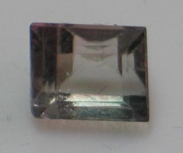Turmalin, zweifarbig, Rechteckschliff, Maße: 5,55 x 4,57 x 4,11mm, Gewicht: 0.95 ct.
