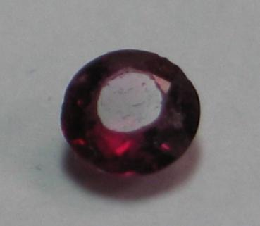Rubin, Pink, Rundschliff, Maße: 4,78-4,83 x 2,71 mm, Gewicht: 0.58 ct.