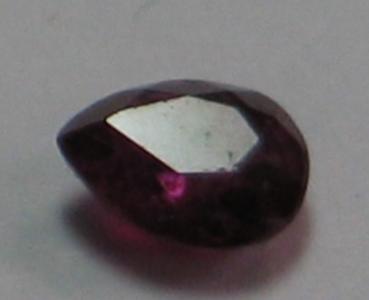 Rubin, Pink, Tropfenschliff, Maße: 4,43 x 3,37 x 2,23 mm, Gewicht: 0.35 ct.