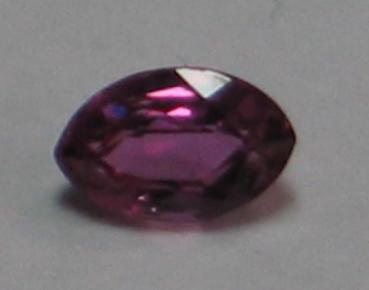 Rubin, Pink, Navetteschliff, Maße: 4,30 x 2,75 x 1,82 mm, Gewicht: 0.2 ct.