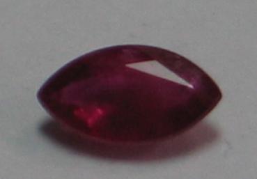 Rubin, Pink, Navetteschliff, Maße: 5,25 x 2,98 x 1,77 mm, Gewicht: 0.25 ct.