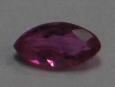 Rubin, Pink, Navetteschliff, Maße: 4,98 x 2,56 x 1,76 mm, Gewicht: 0.2 ct.